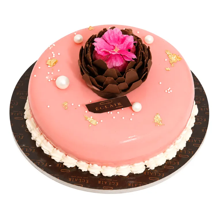 Gâteau décoré, feuille d'or et pièces en chocolat — ÉCLAIR Pâtisserie
