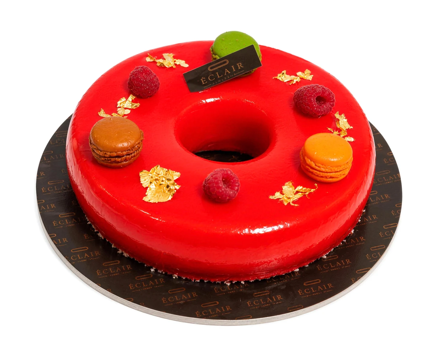 Couronne au glaçage miroir rouge, macarons colorés et feuille d'or — ÉCLAIR Pâtisserie